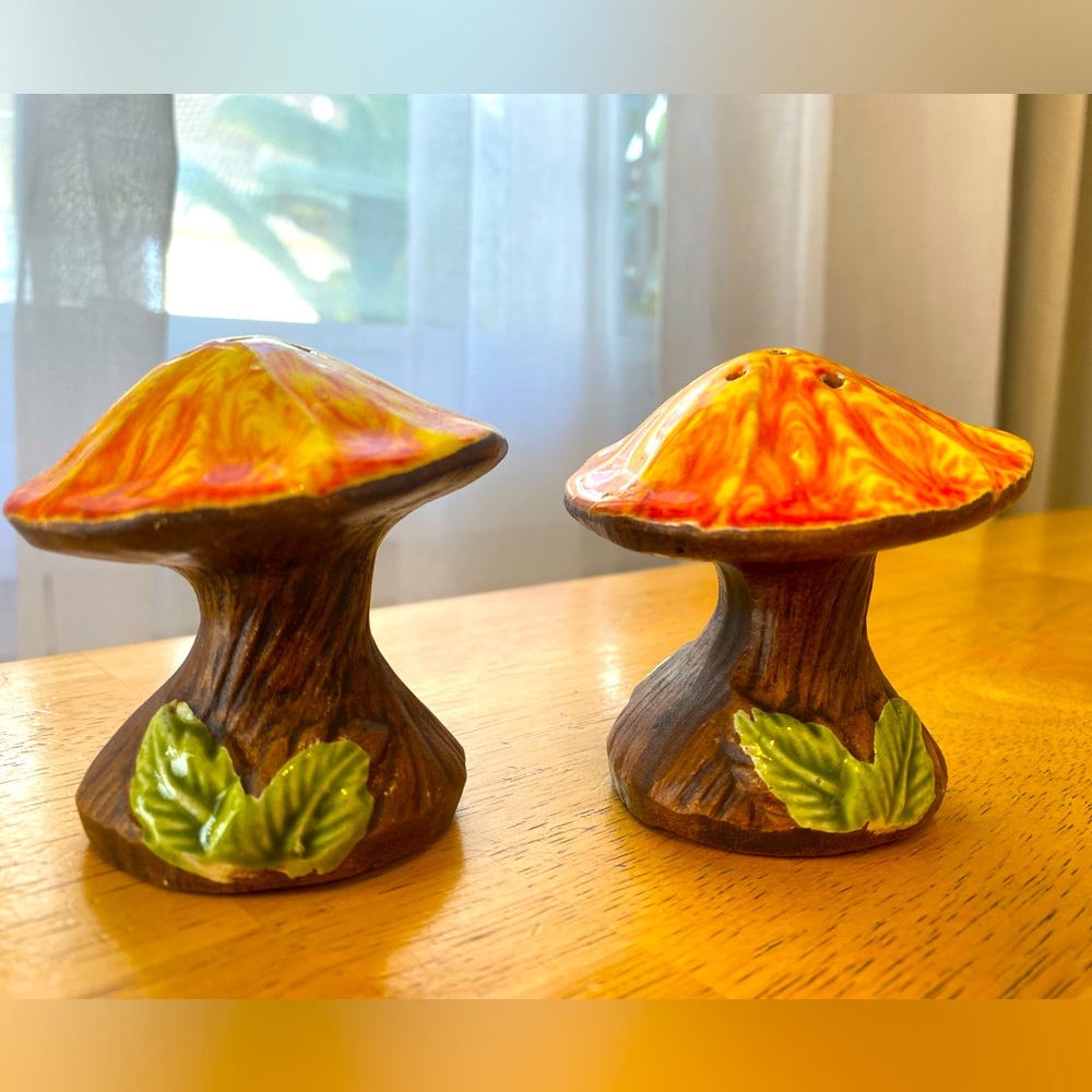 Sale:Vintage Mushrooms salt & pepper shakers!